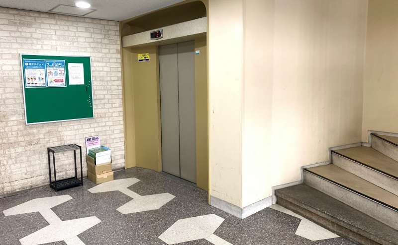 エレベーターをご利用ください。