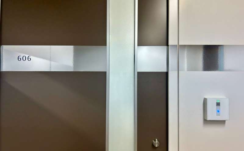 【ご予約の部屋まで進みドアノブにあるキーボックスよりカードキーをお取りの上、SECOMセンサーに当ててオートロックを解除ください】