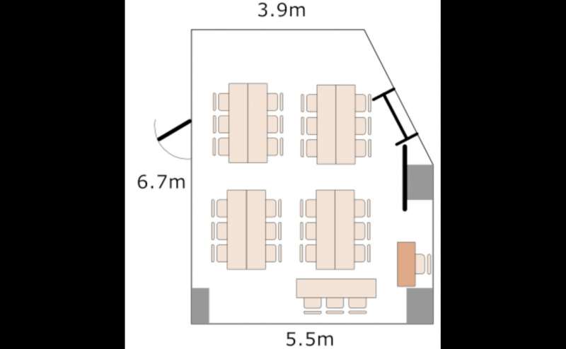 島が4つのグループ形式。インストラクター・講師用のテーブルも配置できます