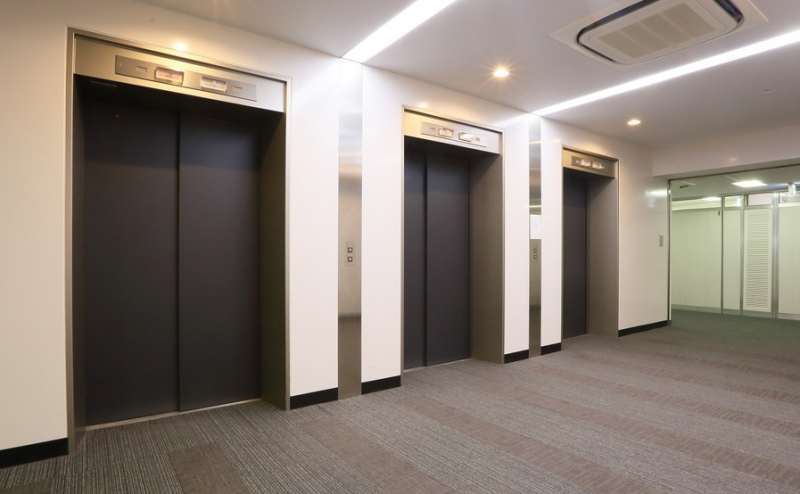 落ち着いた雰囲気のロビー。駅近で利用しやすい会議室