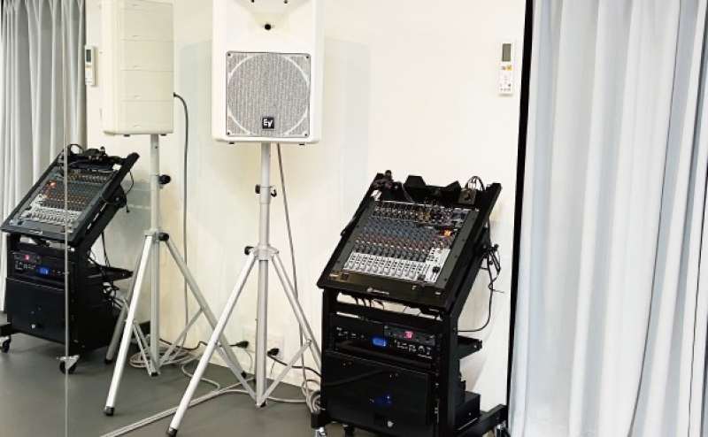 ライブなどでも定番のPAスピーカーやミキサーなど本格的な音響設備。無料でご利用いただけます。