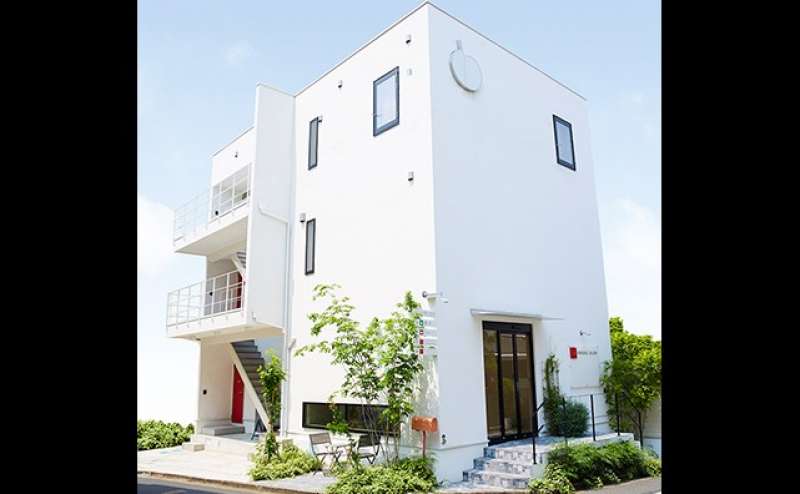 弘重ギャラリーの外観です 白いスタイリッシュな建物となっております