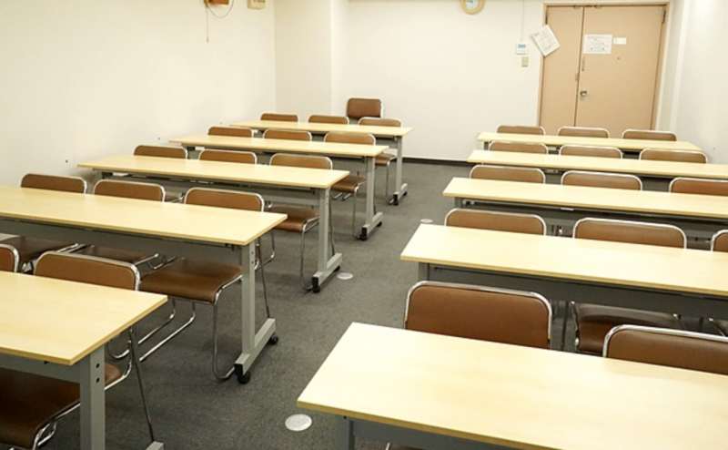 スクール形式が標準です。レイアウト変更は自由にできます。ご変更の場合は時間内にお戻しください