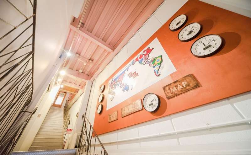 ３Fまでの階段の途中に世界マップと世界時計