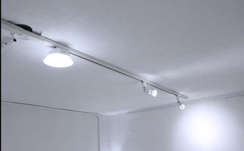 照明がいくつかライン上についています