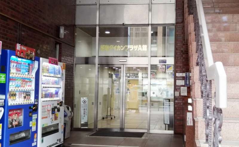 建物エントランス。こちらからお入りください