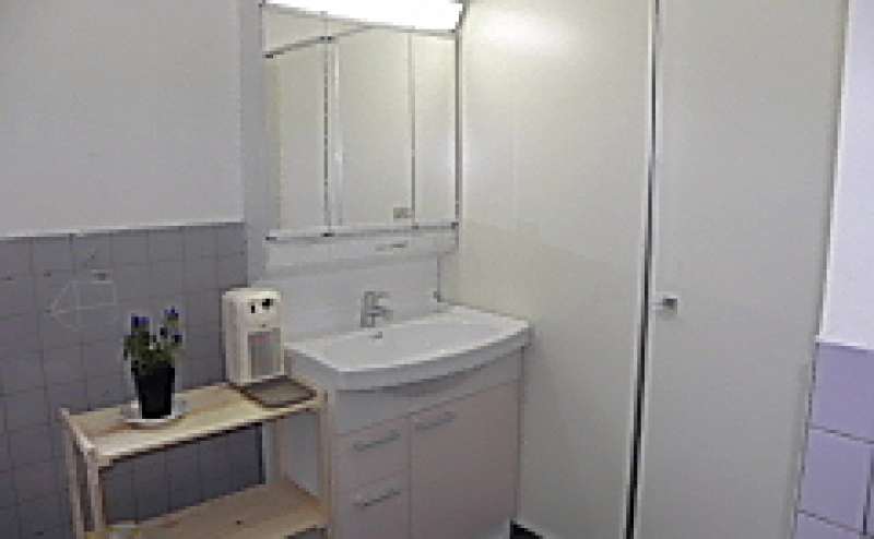 男女別の広くて明るく清潔な洗面所