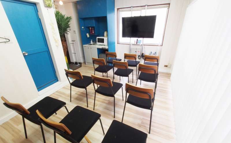 椅子のみをモニターに向けたセミナー・ビデオ鑑賞会向けのレイアウト