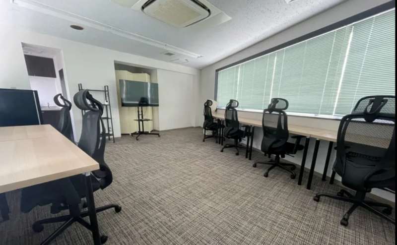 ゆったりと配置した1.2m幅のデスクと高機能チェアのオフィススペースです