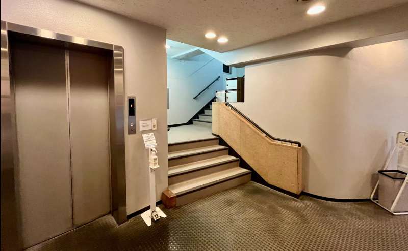 【左側の黄色い暖簾がかかった入口からお入りください】 - TIME SHARING 銀座 旗ビル roomGの写真