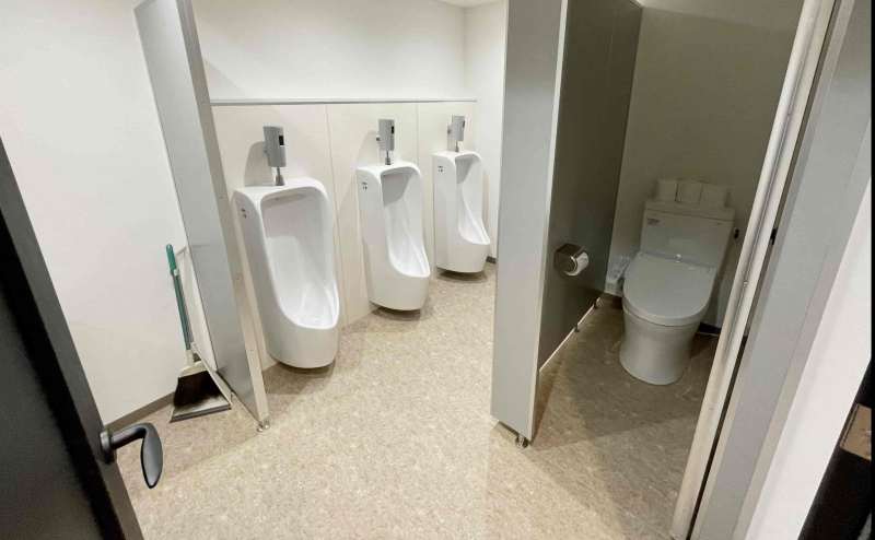 【男性トイレ（小便器×3,個室×1）】 - TIME SHARING 新宿御苑前 壱丁目参番館8Aの写真