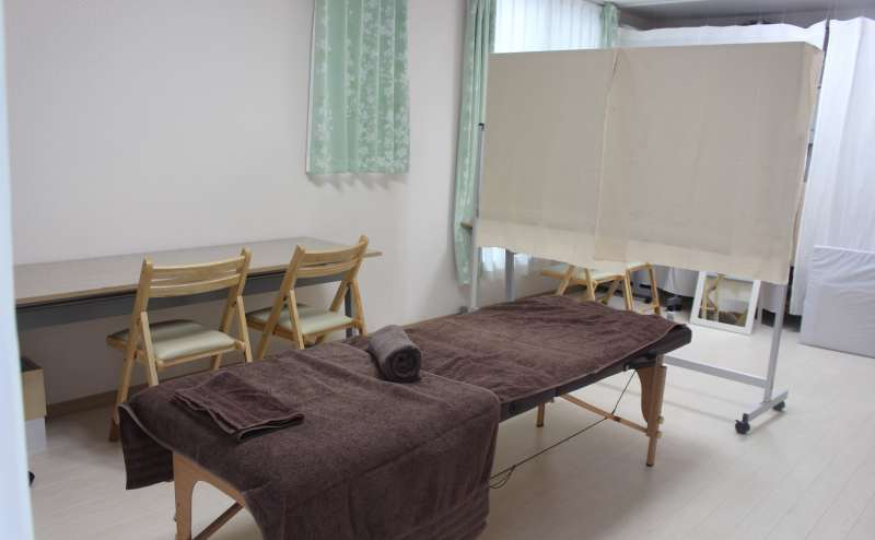 ホワイトボードに布をかけて空間を仕切れば施術ルームとお客様用パウダールームに