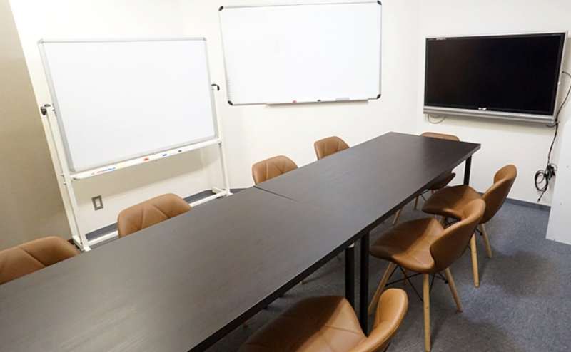 【JR新大阪駅 7番出口 徒歩2分/正面出入り口 徒歩4分】駅近 対面9名 格安会議室 アクセス抜群 Wi-Fi 等無料設備/会議 セミナー 控室 面談/大阪セミナーオフィス ルームO-7