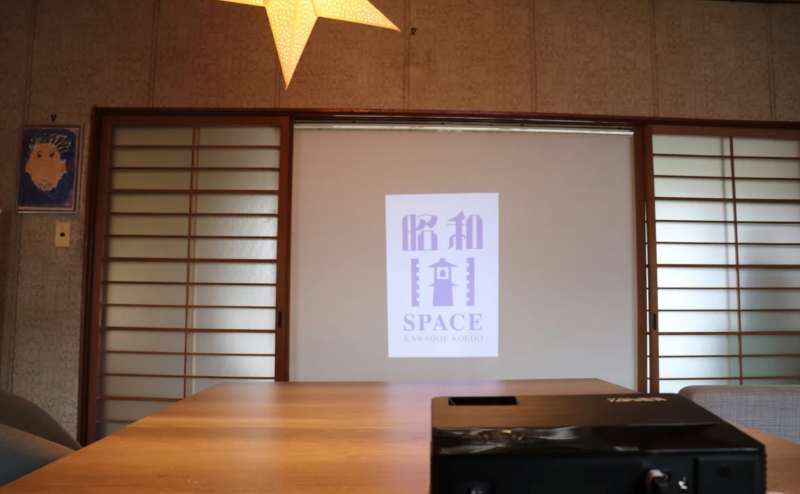 プロジェクター完備。無料です。ロールカーテンをスクリーンに上映会や試写会も