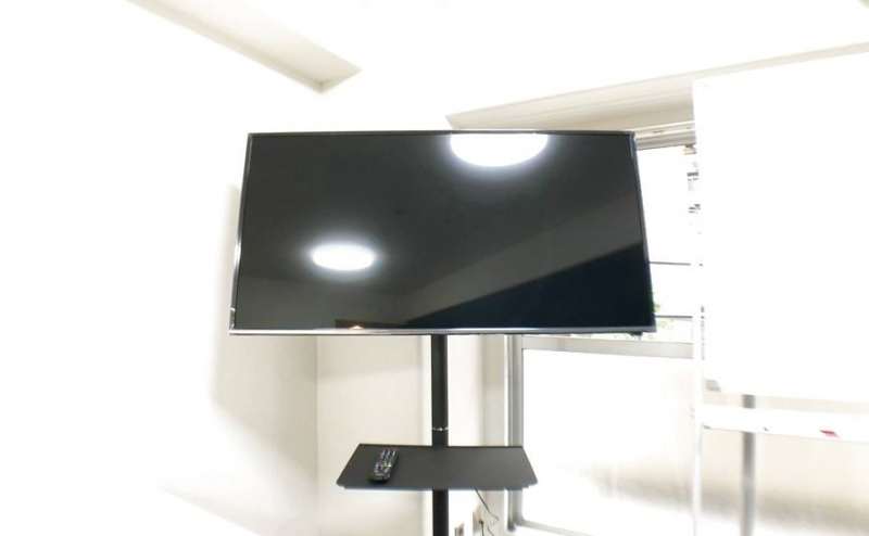 ５０型大画面モニターも無料完備。高速Wi-Fiもご利用ください