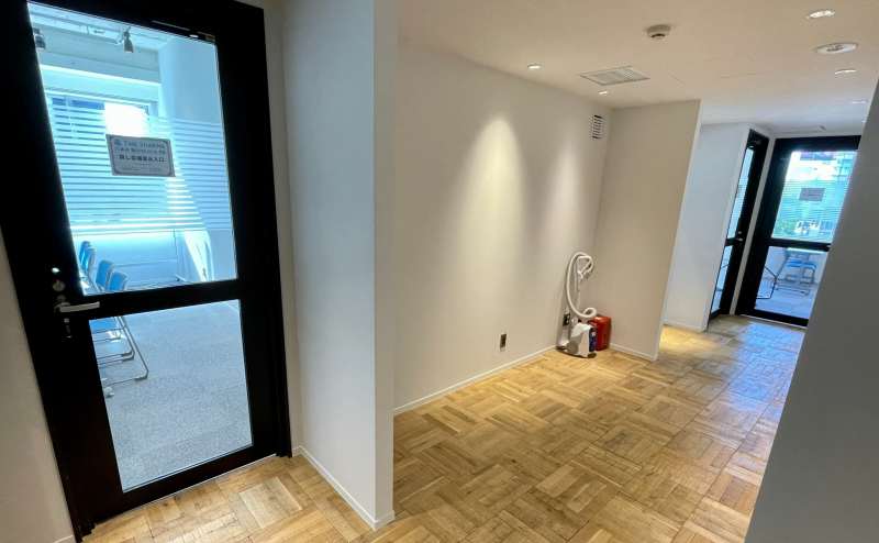 【共通扉から入ると、合計5部屋の会議室があります】 - TIME SHARING 六本木 第6DMJビル 4Eの写真