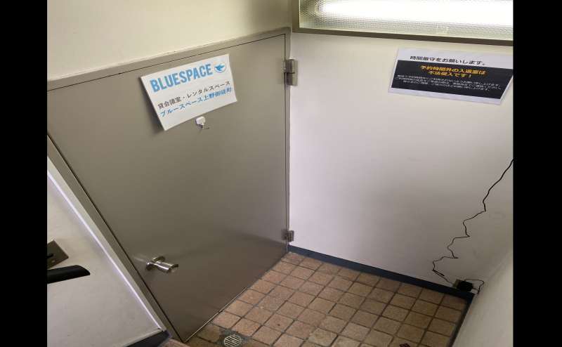 階段を降りるとドアがあります。