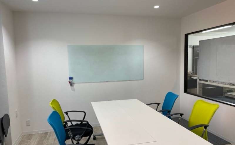 【JR明石駅】WiFi完備の駅近会議室 駅から南へ徒歩３分！ 最大収容10名 無料設備充実 会議 セミナー 研修会に/明石の貸会議室 AreaDrive