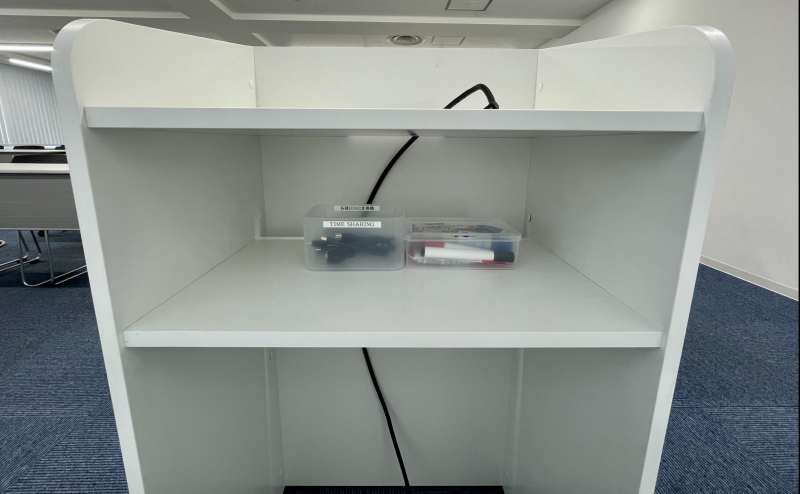 【各種HDMI変換機、ホワイトボード用品は司会台の中にあります】 - TIME SHARING 新宿8Aの写真