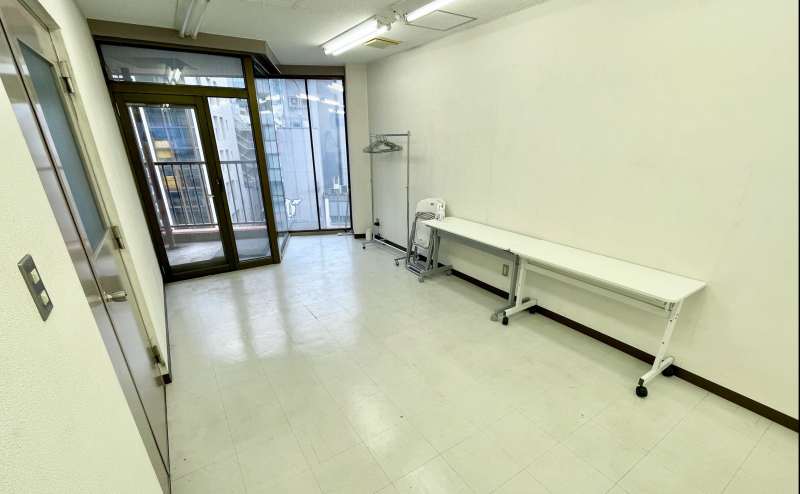 【入口付近は広く空いているため、受付スペースとして活用出来ます】 - TIME SHARING 神保町 樋谷ビル5Aの写真