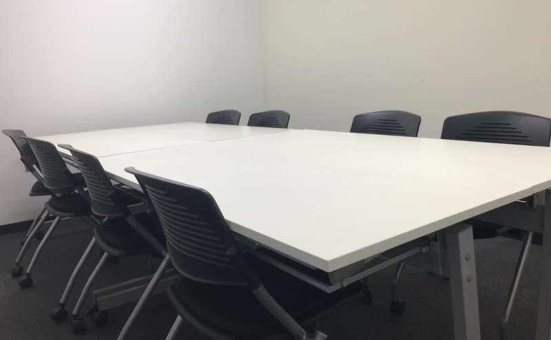 清潔で使いやすい会議室、研修室です。ホワイトボード、プロジェクターは、無料です。