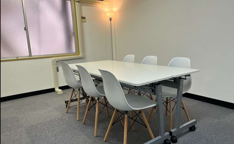 (会議形式)テーブルとイスは自由にレイアウトをかえてください。