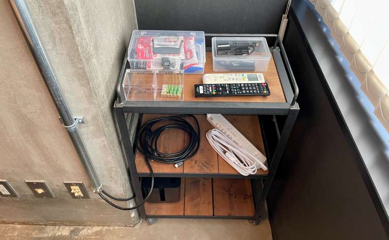 【窓際の備品棚には延長コードなどの細かい備品を設置しております】 - TIME SHARING 田町赤羽橋 8Cの写真