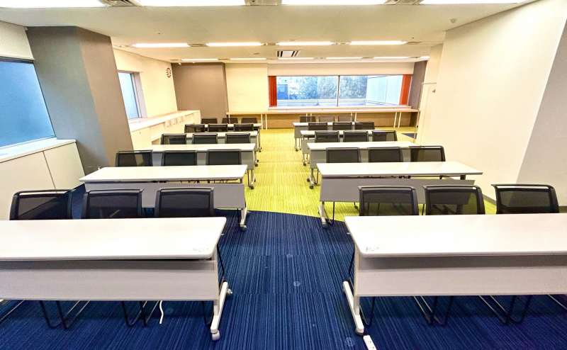 【窓が磨りガラスなので隣のビルからの目線も気になりません♪】