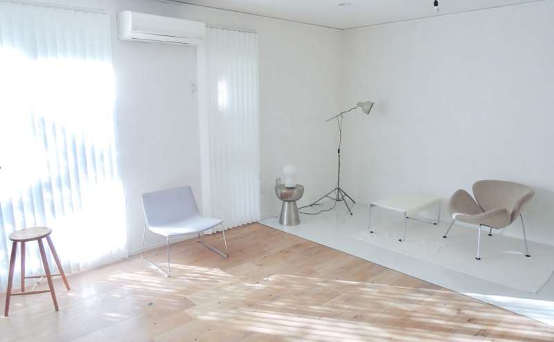 メインホール。ヴィンテージ家具など配置しております。