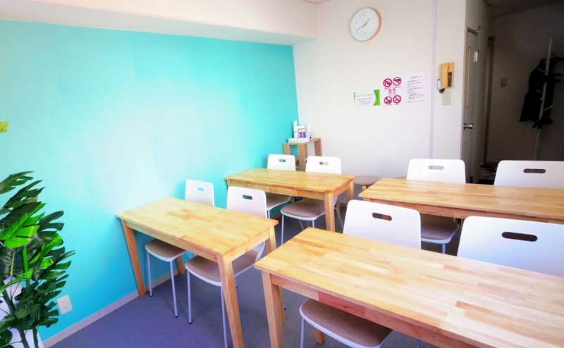 新宿三丁目駅より徒歩5分の駅近。明治通り沿いのアクセス抜群のスペース。靴のままご利用いただけます