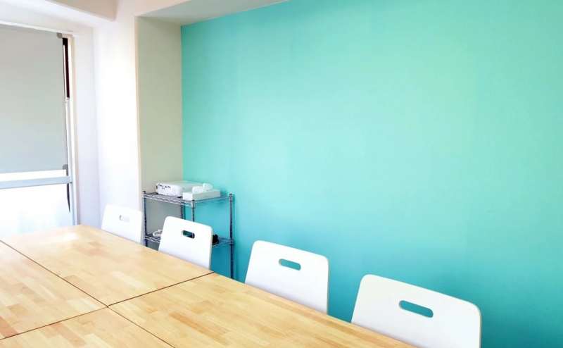 適正人数は8名様です。補助丸椅子のご利用で12名様が着席できます