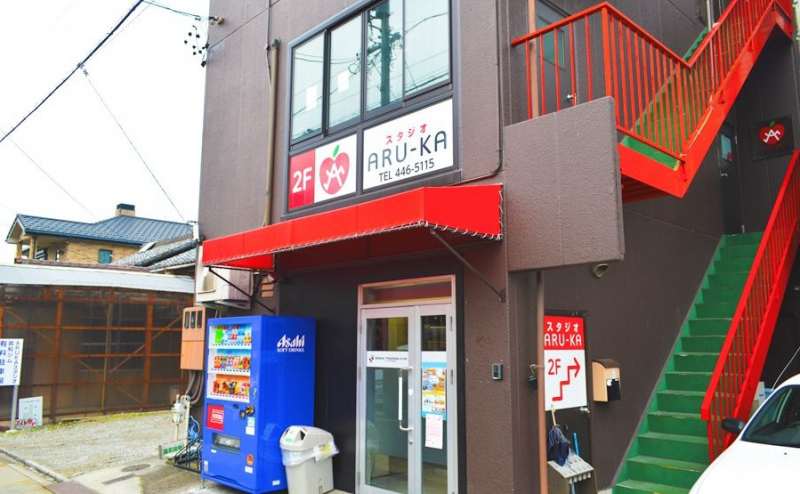 建物外観。自動販売機も備えております