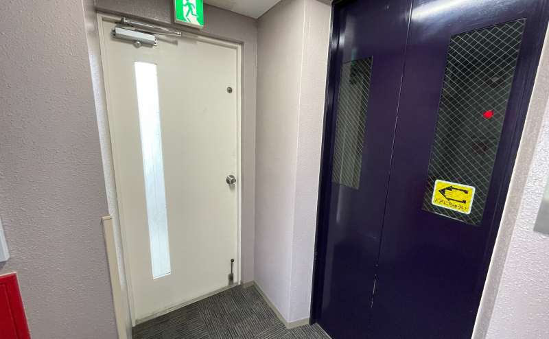 【エレベーター横の非常階段もお使いいただけます】 - TIME SHARING 茅場町 岡本ビルの写真