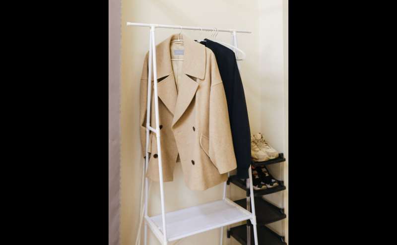 更衣室にはハンガーラックとシューズケースがございます。