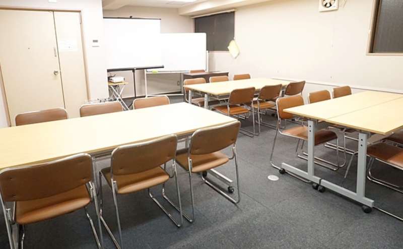グループワークや社内研修にいかがでしょうか。セルフサービスの会議室です