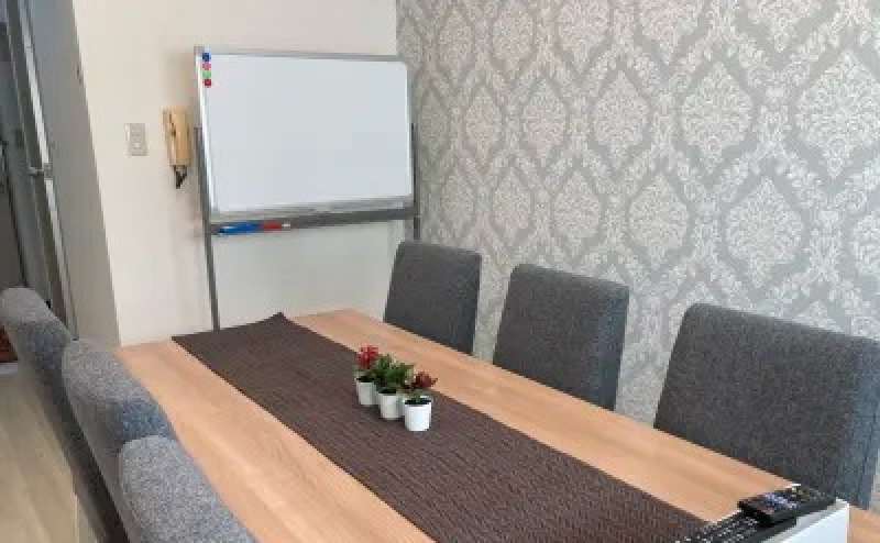 打ち合わせや会議にぴったりのスペースです。ホワイトボード完備