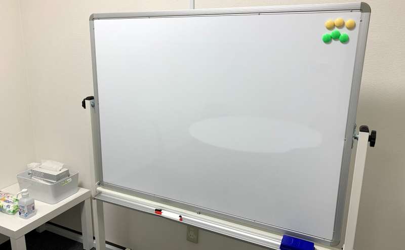 両面使いできるホワイトボードがあります。