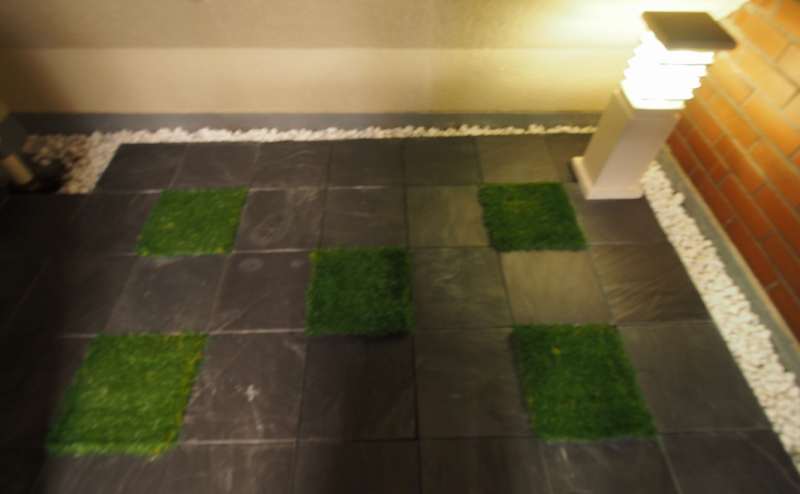 夜間のバルコニーの様子