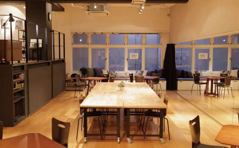 机や椅子なども有料オプションでレンタル可能です。ぜひ、ご利用ください