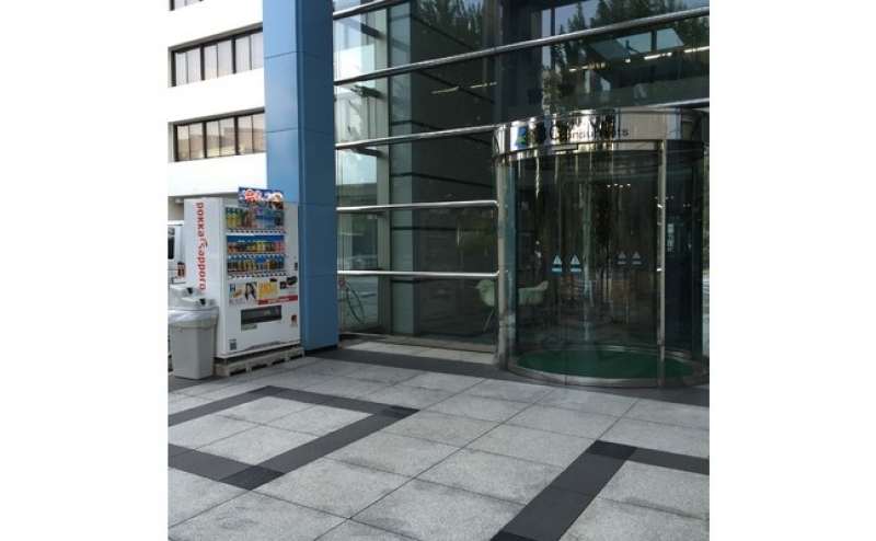 ブルーのビルは外から来ても分かりやすい