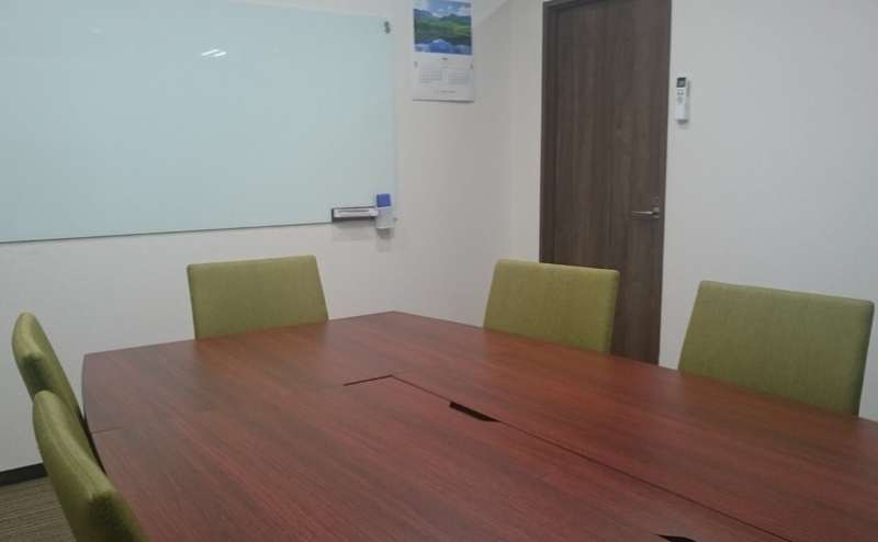 【会議室A】大阪梅田駅近  完全個室  静かな環境の格安貸会議室☆Wi-Fi&モニター無料☆