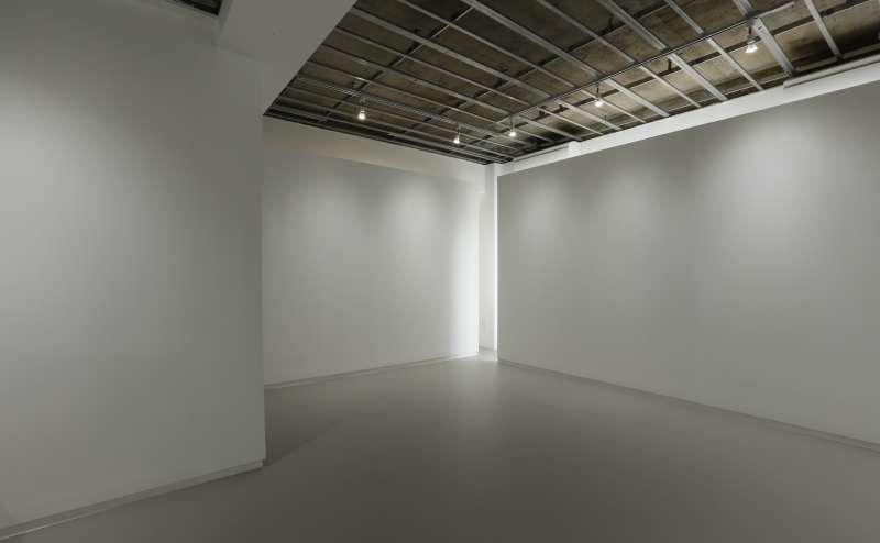 内観写真です。日中は、壁面から自然光が美しく差し込みます。