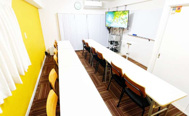 テーブルと椅子をしまったレイアウト。ヨガ教室などにおすすめ。