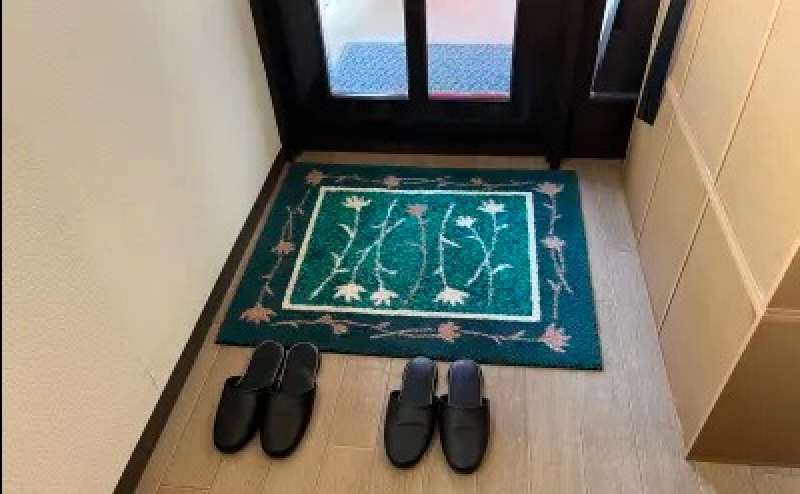 室内は土足禁止です。入り口でスリッパにお履き替えください。スリッパはスタッフがご利用ごとに消毒しています