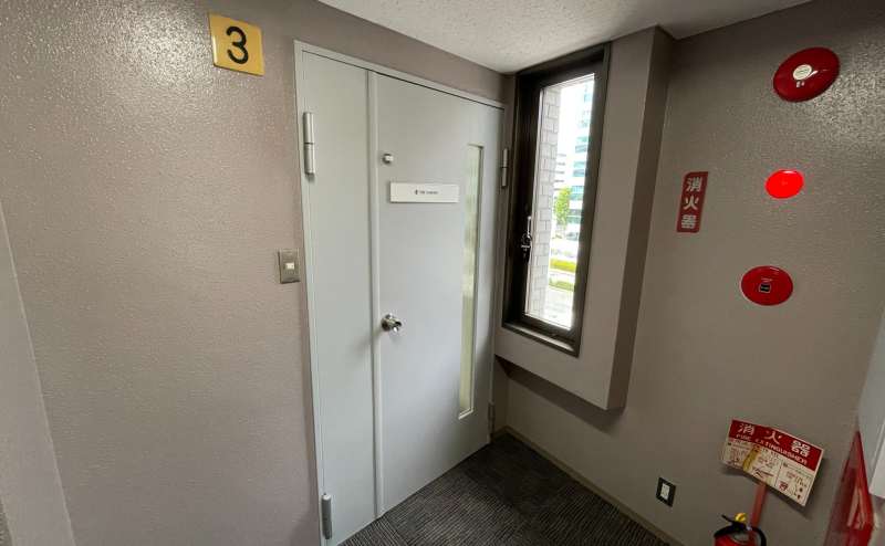 【エレベーターで3階に上がるとすぐ目の前に会議室入口があります】 - TIME SHARING 茅場町 岡本ビルの写真