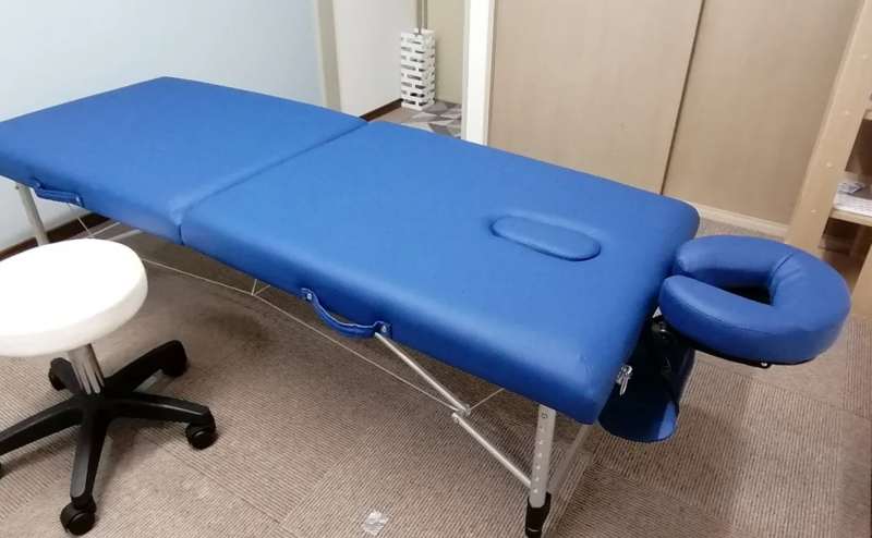 施術用ベッド（L185cm×W70cm×H52〜72cm）高さ調節ができます。椅子あり