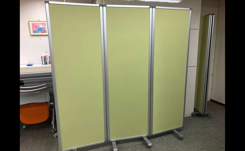 パーテンションは緑2枚、白1枚の計3枚あります。