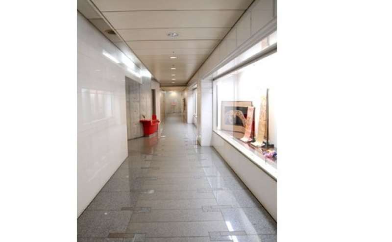 ビルの廊下のギャラリーがお客様をお出迎え