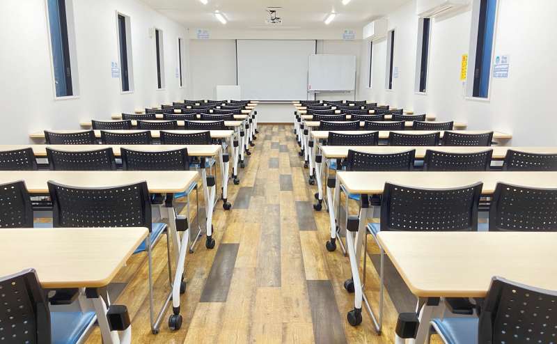 Room2は収容人数は3名掛け最大60人。会場面積は60m²となります。