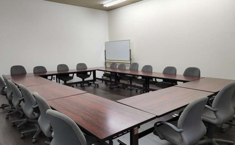 E会議室　ホワイトボードを設置しており、ご自由にご利用いただけます。